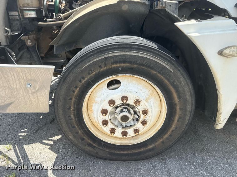 image for item DS3767 2005 Freightliner Columbia semi truck