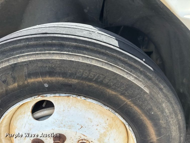 image for item DS3767 2005 Freightliner Columbia semi truck