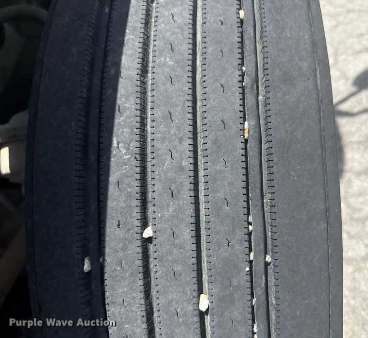 image for item DS3767 2005 Freightliner Columbia semi truck