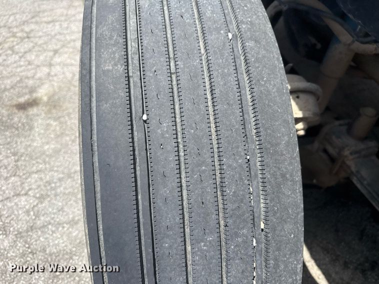 image for item DS3767 2005 Freightliner Columbia semi truck