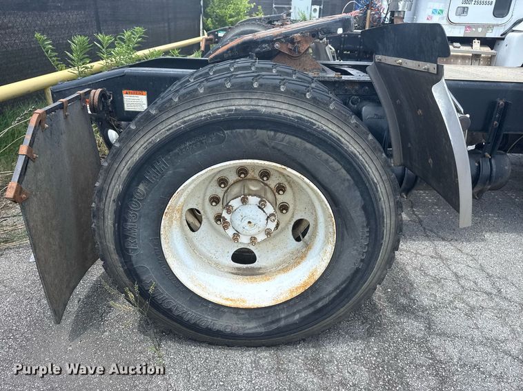 image for item DS3767 2005 Freightliner Columbia semi truck