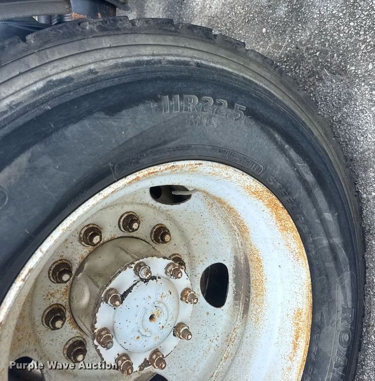 image for item DS3767 2005 Freightliner Columbia semi truck