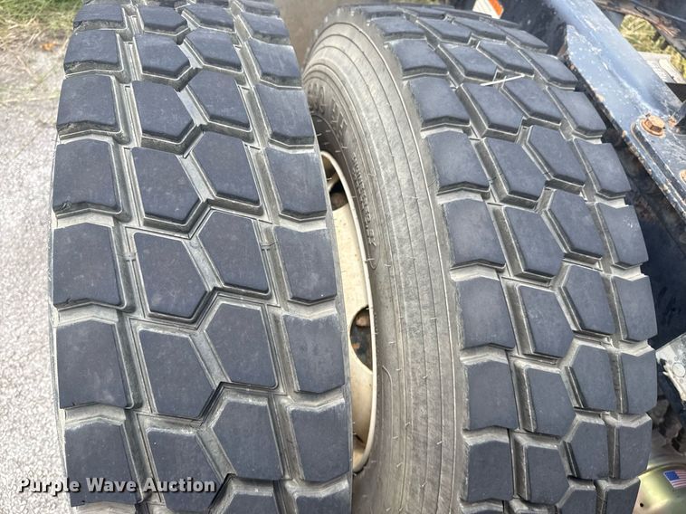 image for item DS3767 2005 Freightliner Columbia semi truck