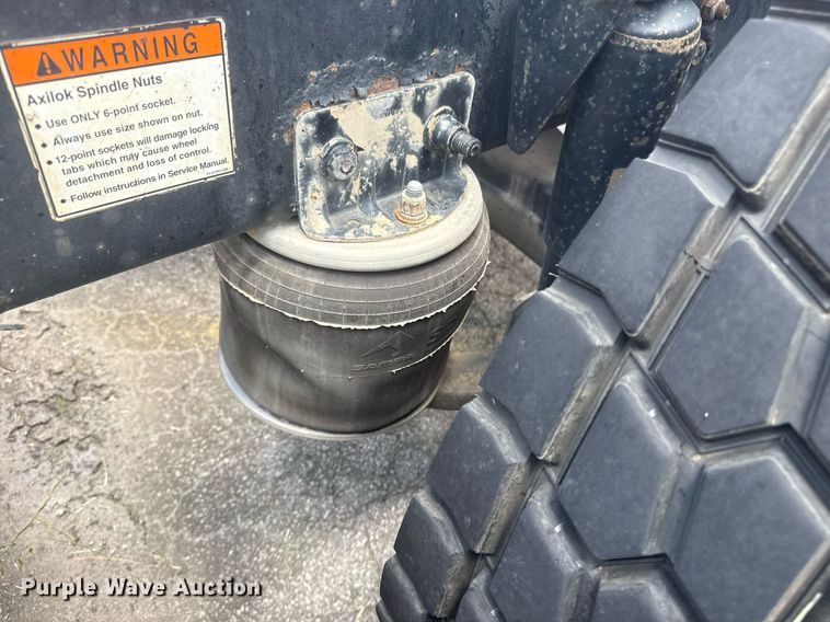 image for item DS3767 2005 Freightliner Columbia semi truck