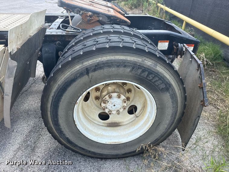 image for item DS3767 2005 Freightliner Columbia semi truck