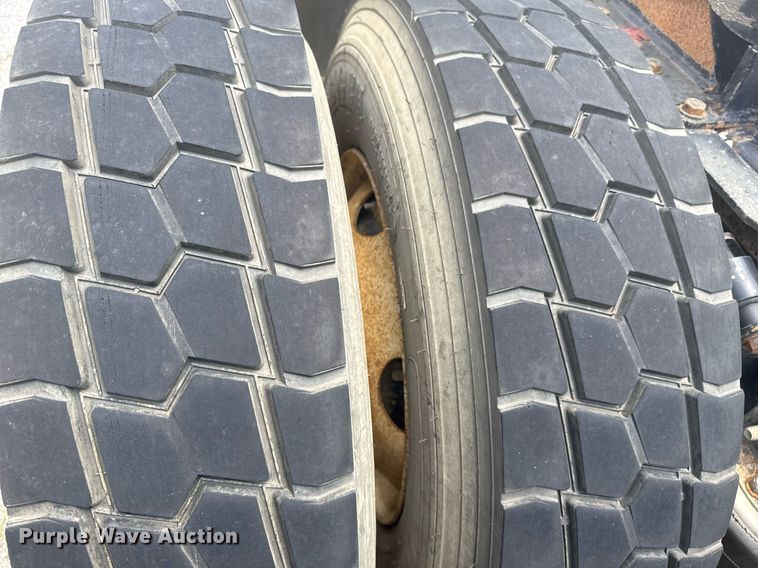 image for item DS3767 2005 Freightliner Columbia semi truck