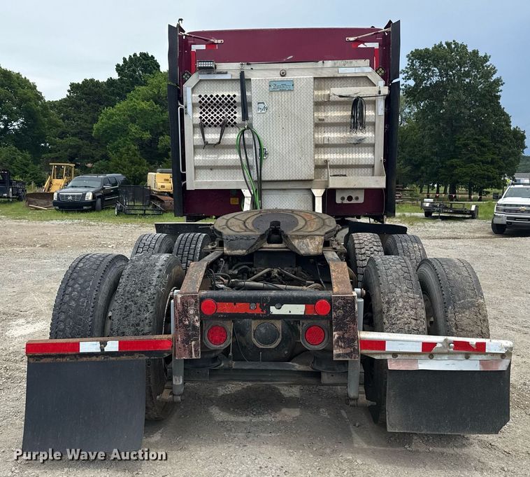 image for item DS3773 2000 International 9900i semi truck