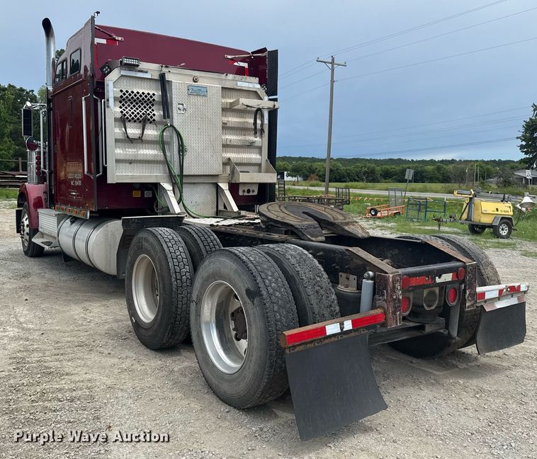 image for item DS3773 2000 International 9900i semi truck