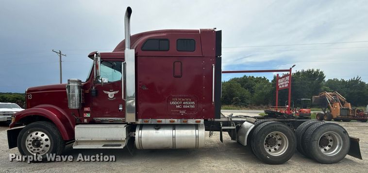 image for item DS3773 2000 International 9900i semi truck