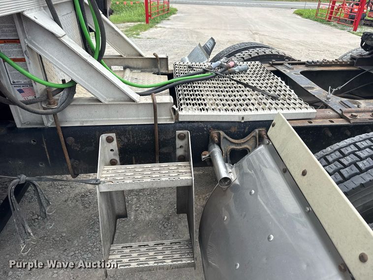 image for item DS3773 2000 International 9900i semi truck