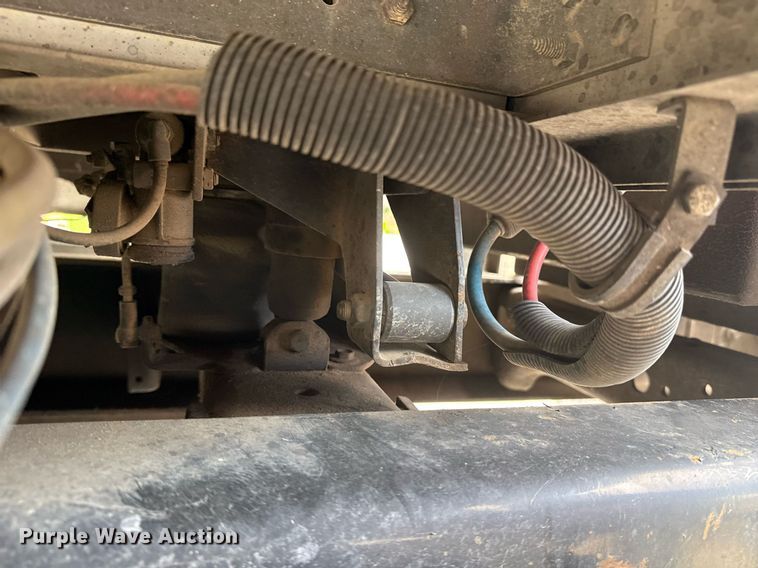 image for item DS3773 2000 International 9900i semi truck