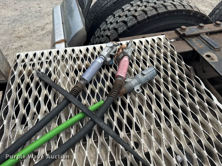 image for item DS3773 2000 International 9900i semi truck