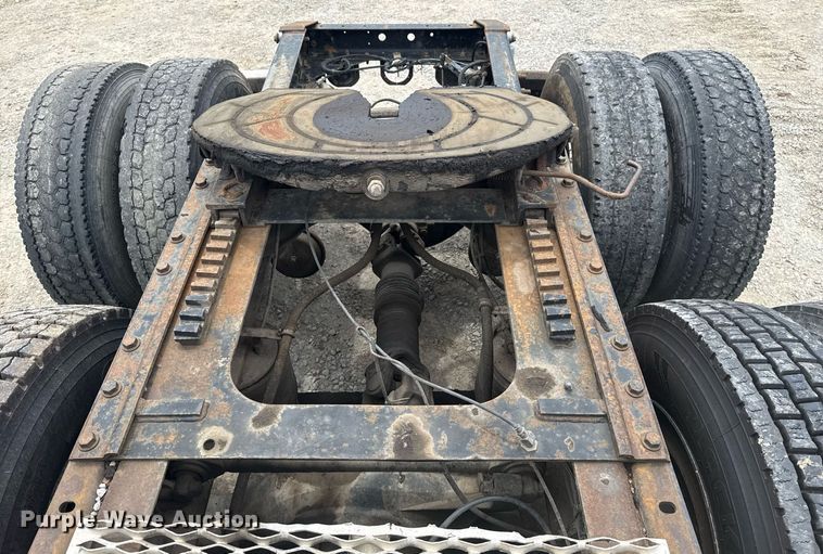 image for item DS3773 2000 International 9900i semi truck