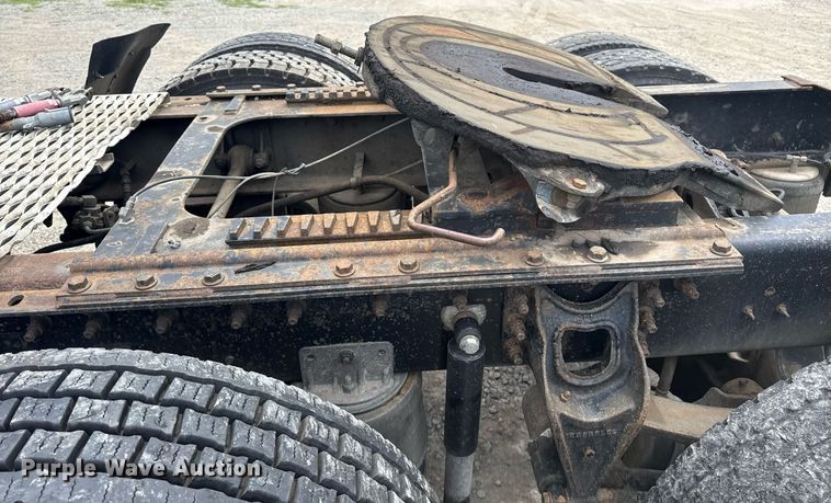 image for item DS3773 2000 International 9900i semi truck