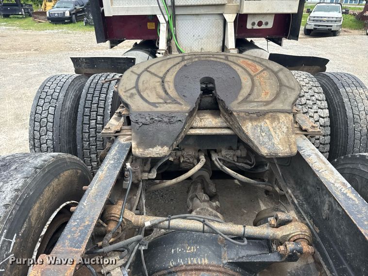 image for item DS3773 2000 International 9900i semi truck