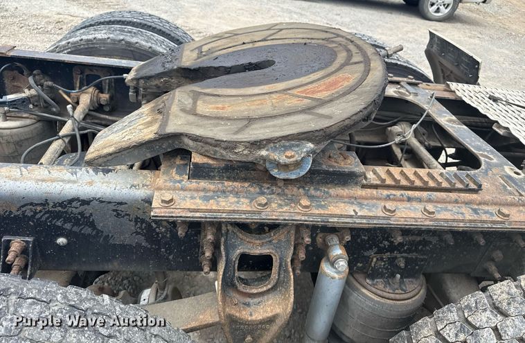 image for item DS3773 2000 International 9900i semi truck