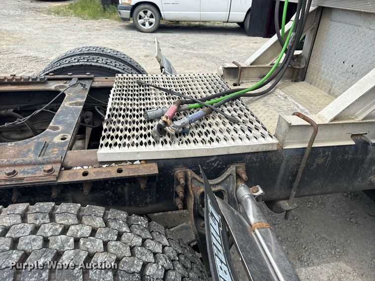 image for item DS3773 2000 International 9900i semi truck