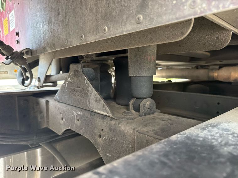 image for item DS3773 2000 International 9900i semi truck