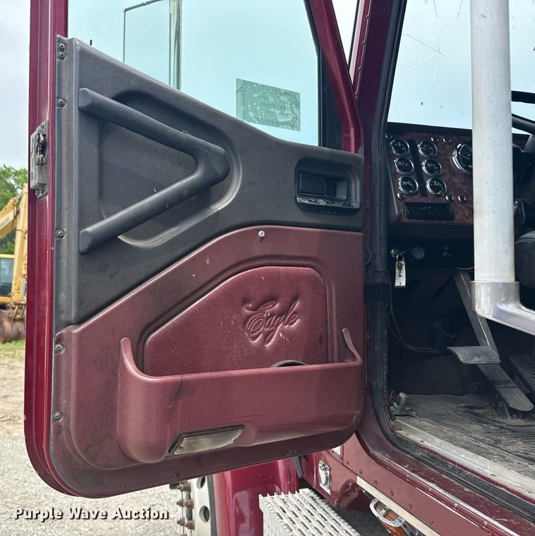 image for item DS3773 2000 International 9900i semi truck