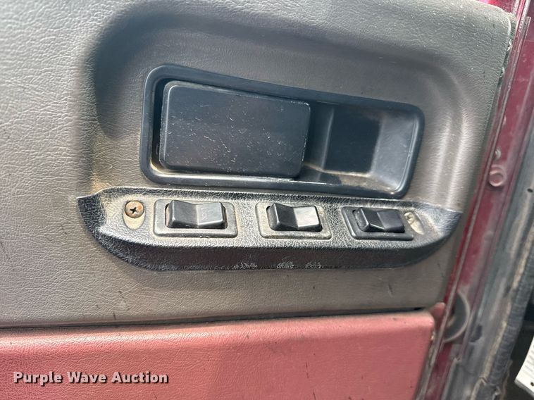 image for item DS3773 2000 International 9900i semi truck