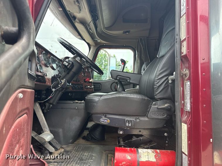 image for item DS3773 2000 International 9900i semi truck