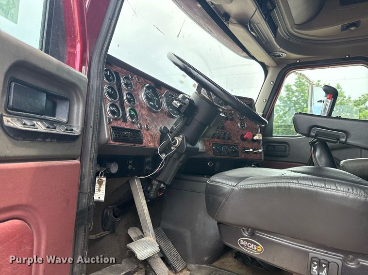 image for item DS3773 2000 International 9900i semi truck