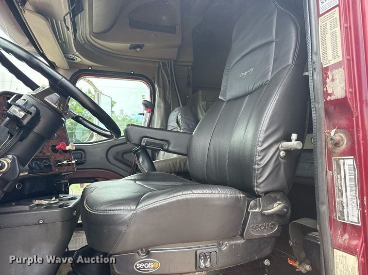 image for item DS3773 2000 International 9900i semi truck