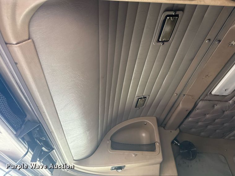 image for item DS3773 2000 International 9900i semi truck