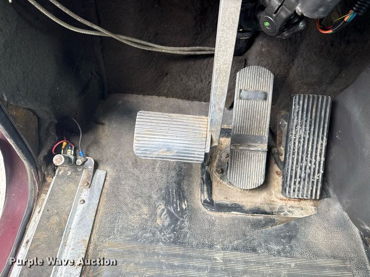 image for item DS3773 2000 International 9900i semi truck