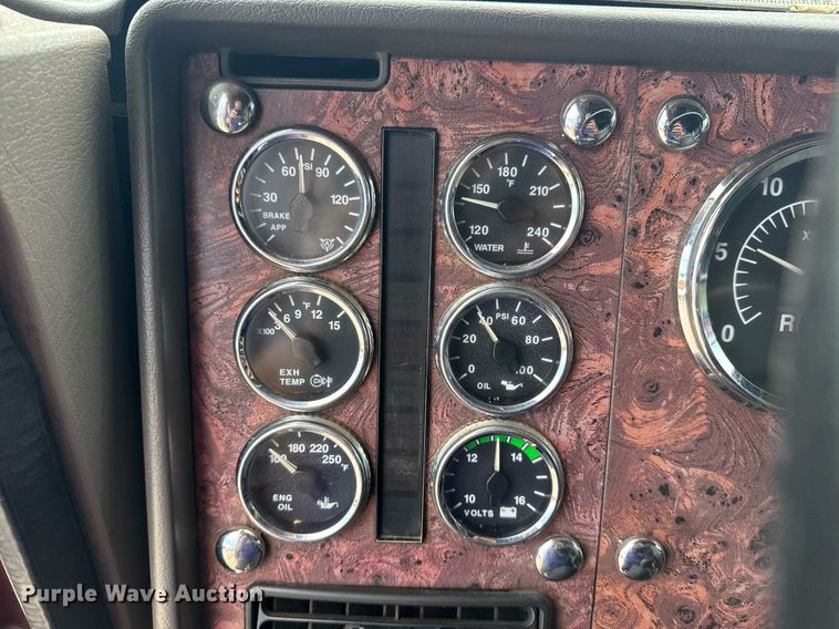 image for item DS3773 2000 International 9900i semi truck