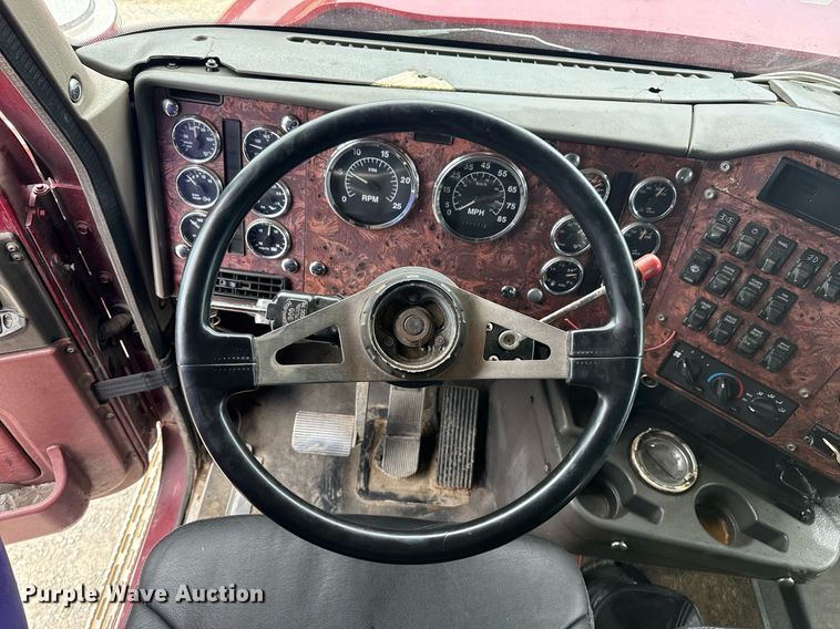 image for item DS3773 2000 International 9900i semi truck