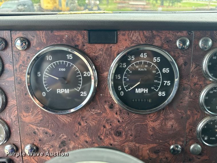 image for item DS3773 2000 International 9900i semi truck