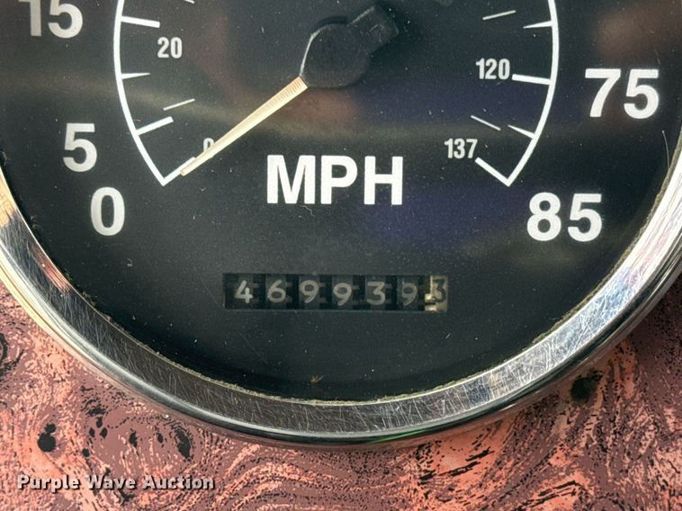 image for item DS3773 2000 International 9900i semi truck