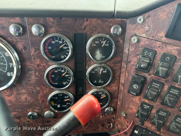 image for item DS3773 2000 International 9900i semi truck