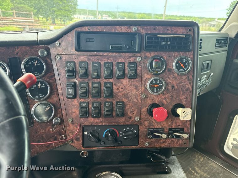 image for item DS3773 2000 International 9900i semi truck