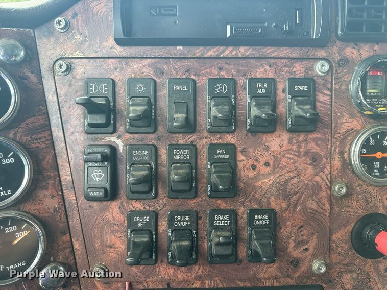 image for item DS3773 2000 International 9900i semi truck