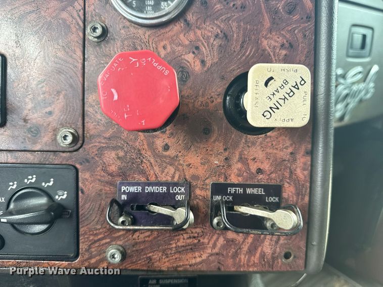 image for item DS3773 2000 International 9900i semi truck