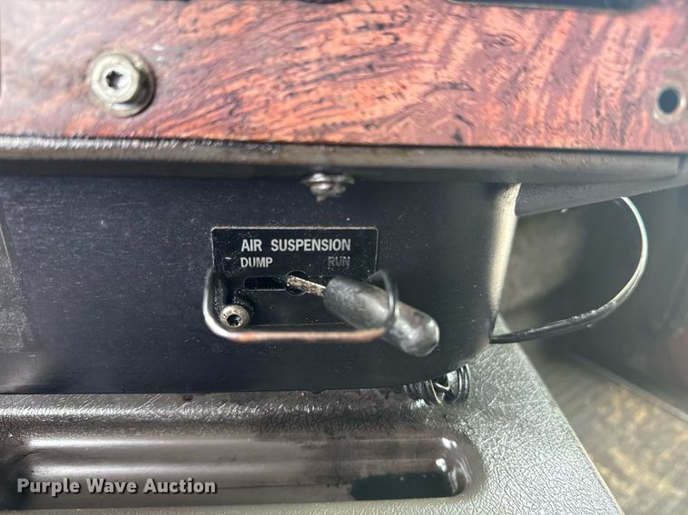 image for item DS3773 2000 International 9900i semi truck