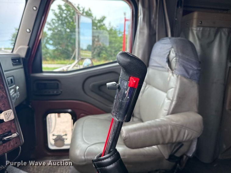 image for item DS3773 2000 International 9900i semi truck