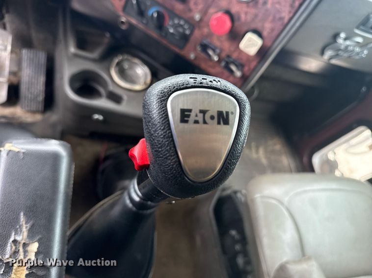 image for item DS3773 2000 International 9900i semi truck