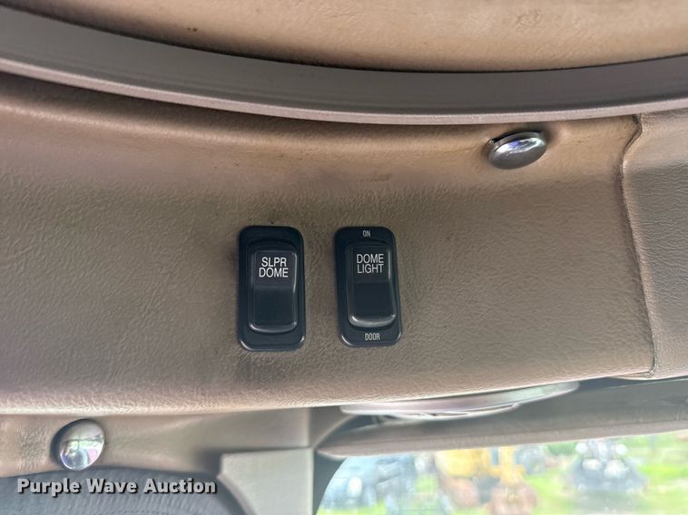 image for item DS3773 2000 International 9900i semi truck