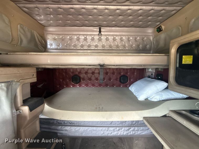 image for item DS3773 2000 International 9900i semi truck