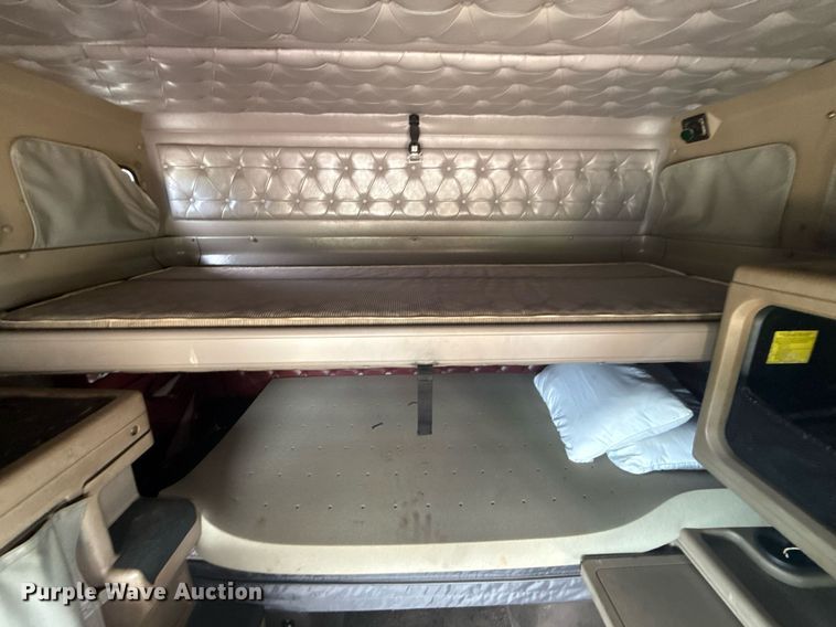 image for item DS3773 2000 International 9900i semi truck