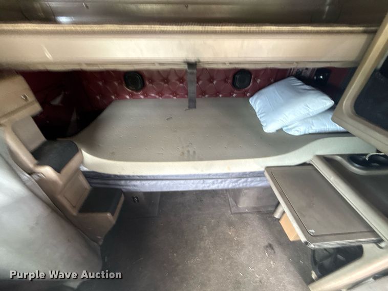 image for item DS3773 2000 International 9900i semi truck