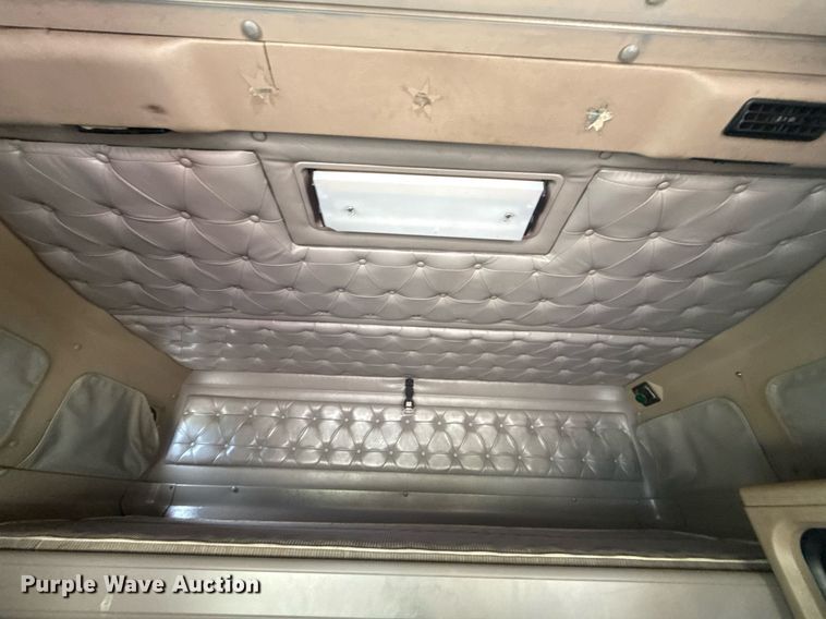 image for item DS3773 2000 International 9900i semi truck