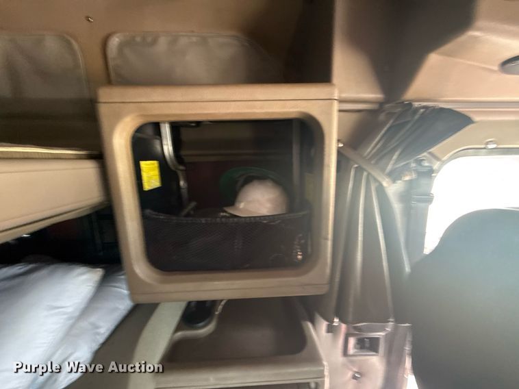 image for item DS3773 2000 International 9900i semi truck