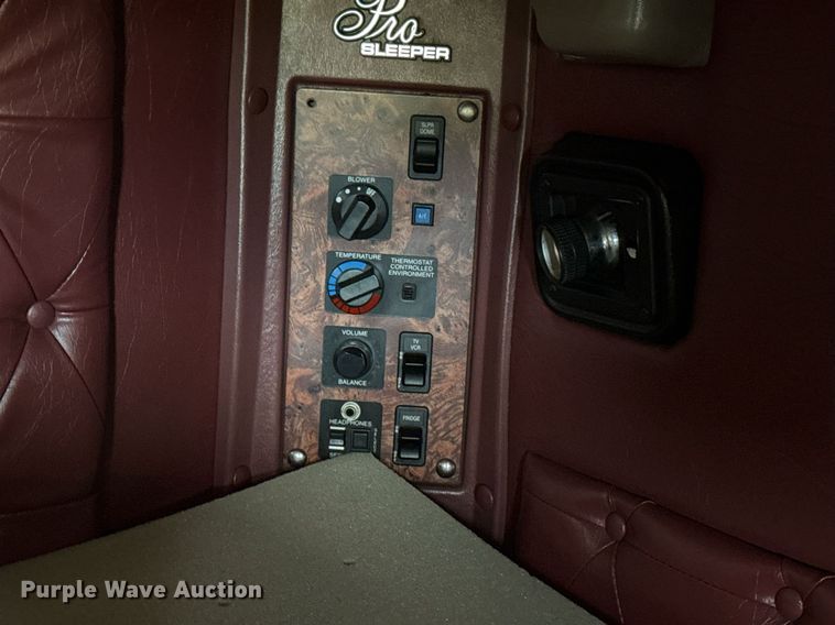 image for item DS3773 2000 International 9900i semi truck