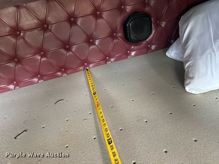 image for item DS3773 2000 International 9900i semi truck