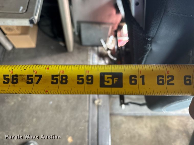 image for item DS3773 2000 International 9900i semi truck