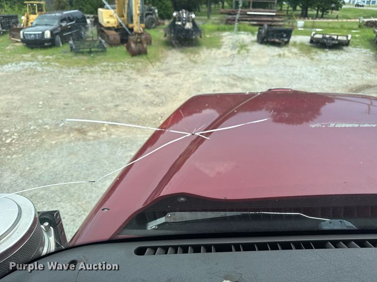 image for item DS3773 2000 International 9900i semi truck